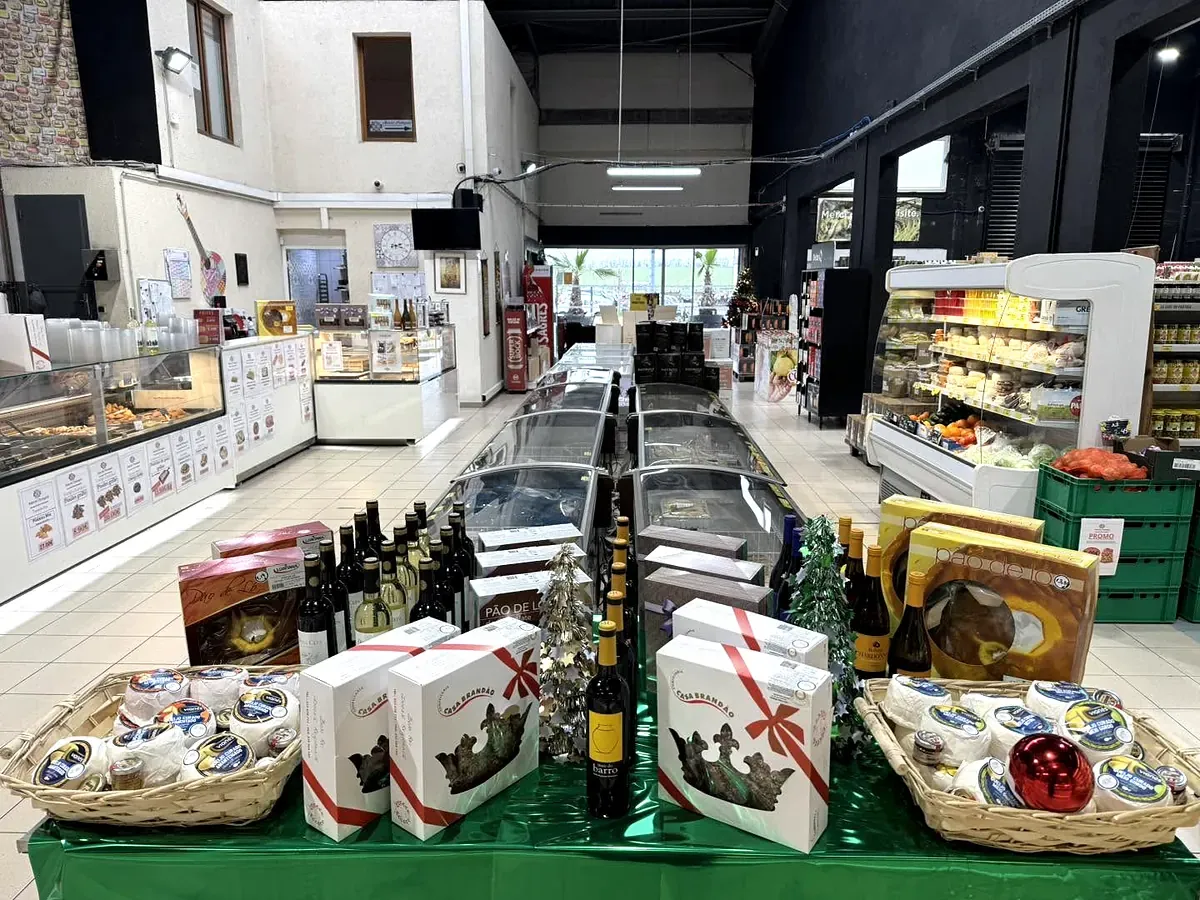L'intérieur du magasin : vitrine traiteur, fromages, vins et produits portugais