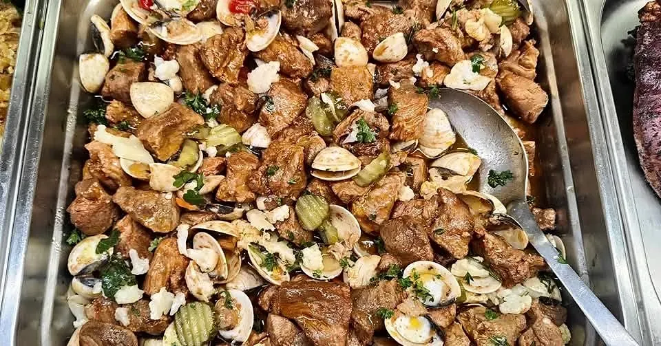 Porc à l'alentejana avec palourdes