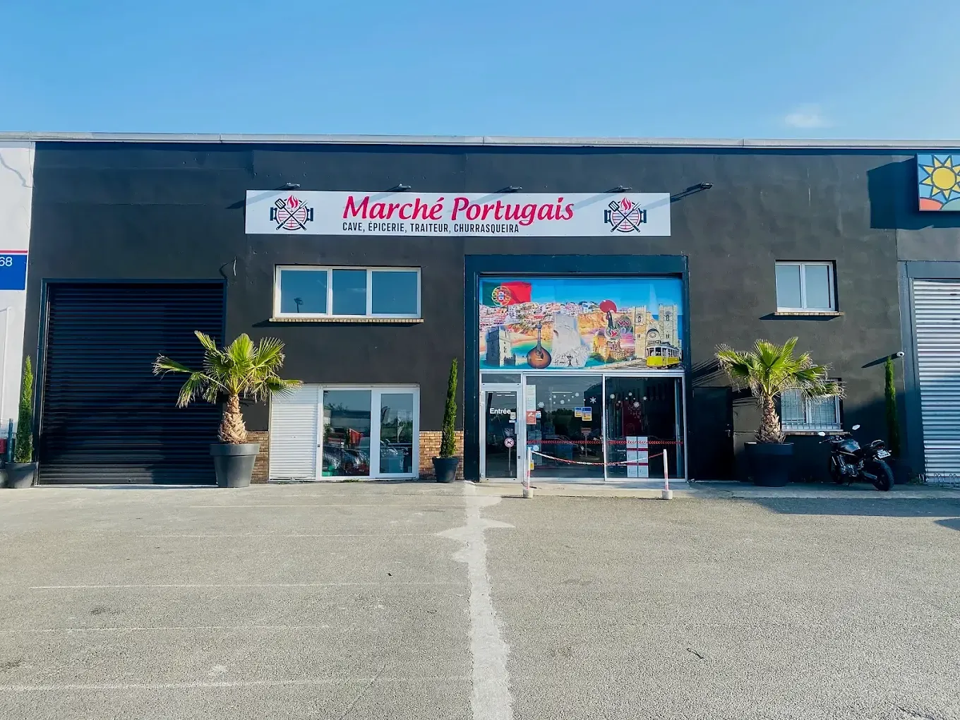 Façade du Marché Portugais, rue Paul Langevin à Plaisir