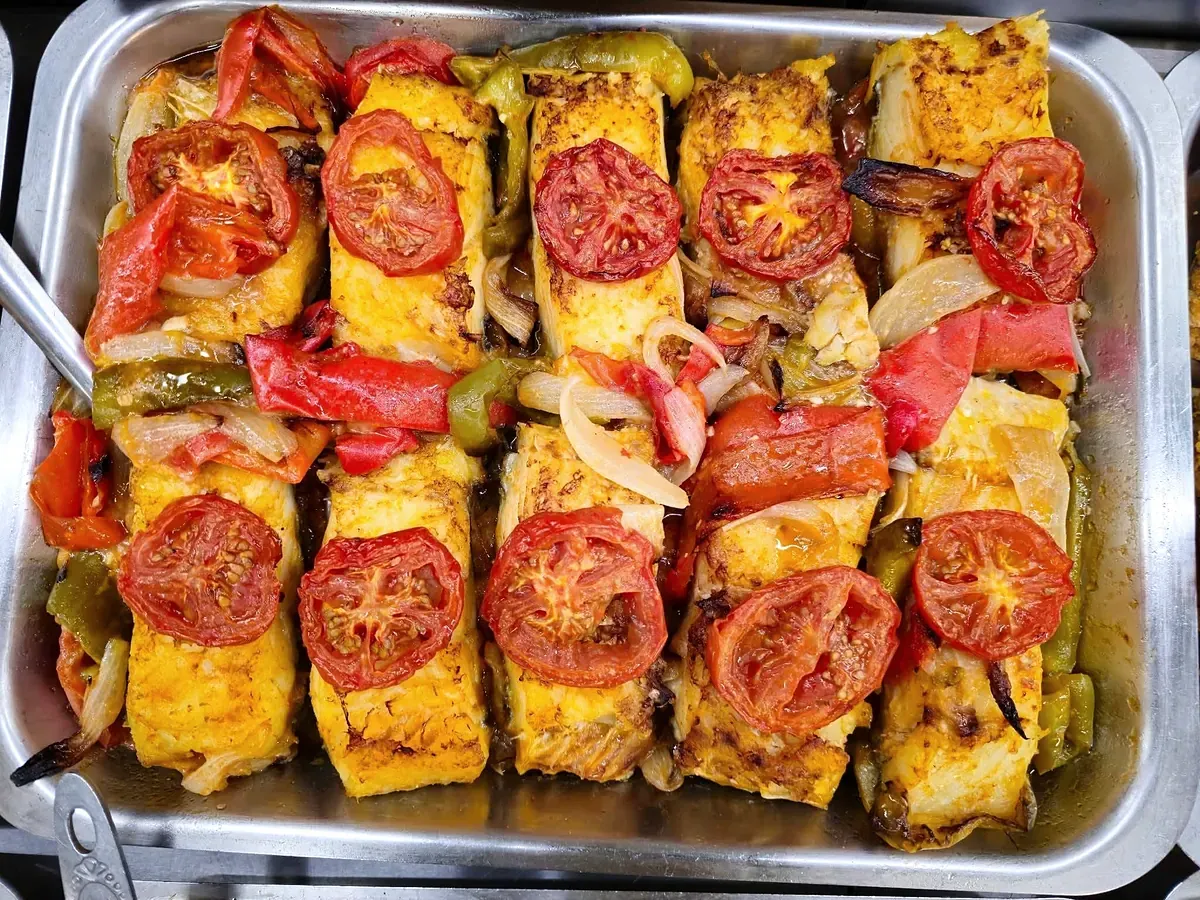 Pavés de morue au four, poivrons, tomates et oignons