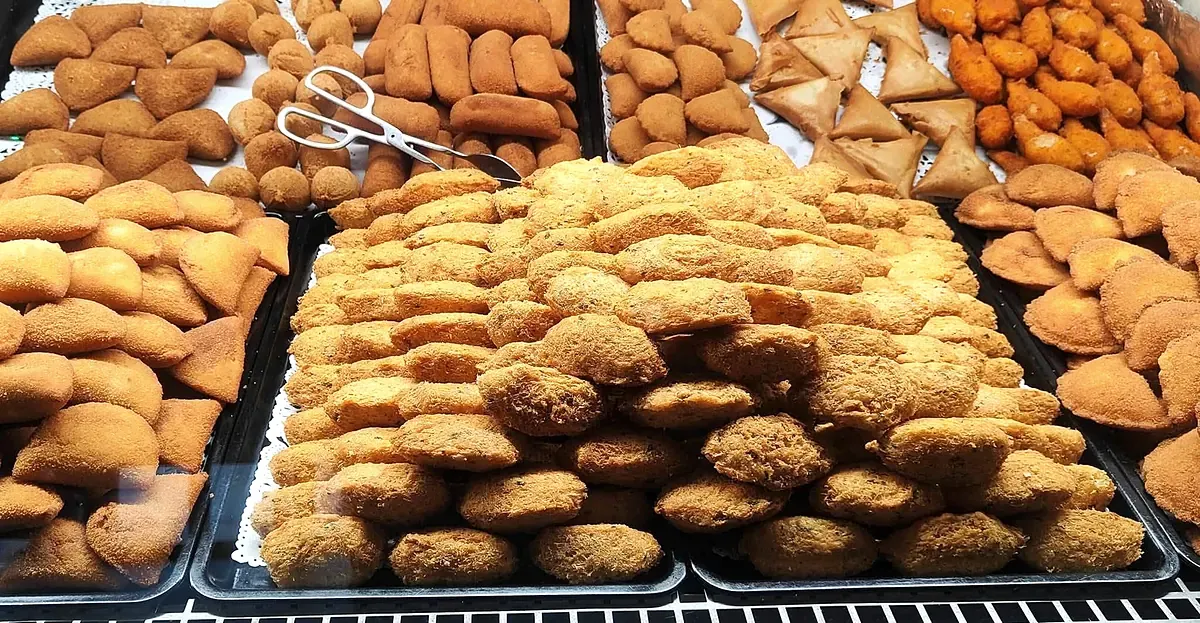 Plateaux de beignets de morue et rissóis